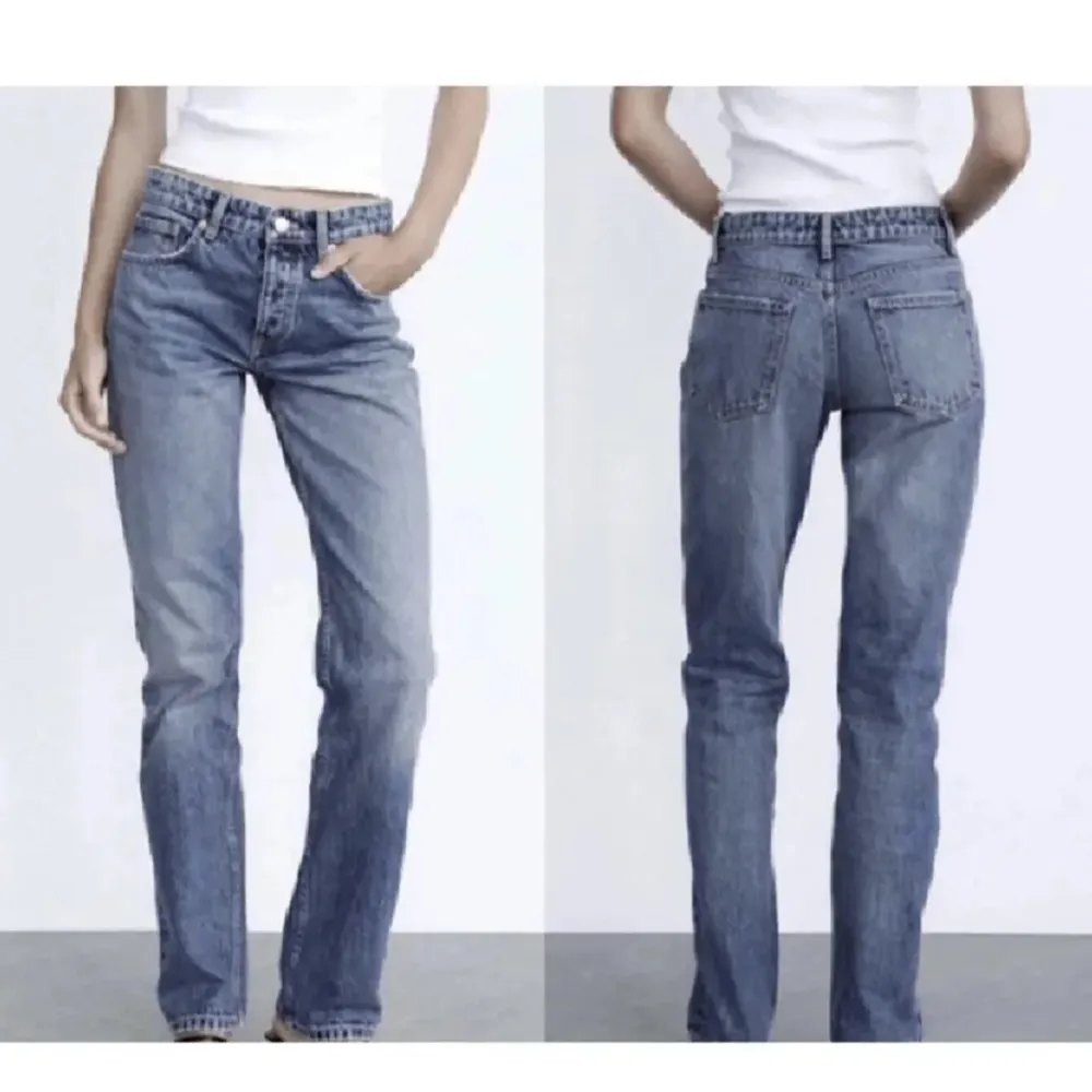 Säljer dessa supersnygga zara jeans som har blivit för små för mig.  Midwaist och straight modell som inte går att köpa längre, så fin blå färg! De har en slitning på ett av benen vid knät (tredje bilden) vilket gör dem lite mer unika!. Jeans & Byxor.
