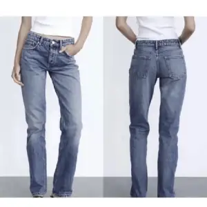 Säljer dessa supersnygga zara jeans som har blivit för små för mig.  Midwaist och straight modell som inte går att köpa längre, så fin blå färg! De har en slitning på ett av benen vid knät (tredje bilden) vilket gör dem lite mer unika!