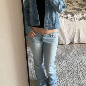 Levis Jeans - As snygga lågmidjade bootcut jeans i jättebra skick! Lite upprivna nertill & ett litet hål längst ned men inget man tänker på. Tveka inte vid frågor eller om du vill se fler bilder