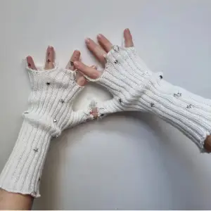 Unik fashion 🖤vita handgjorda dekorerade fingerlösa stickade varma vantarna. Längd 29cm. Priset-190kr