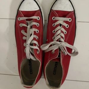 Converse - Röda låga Converse, köpta här på plick men har själv aldrig använt dom! Kan behöva tvättas men det fixar jag innan dom fraktas🌸
