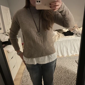 Uniqlo tröja - Säljer en tröja från uniqlo då den inte kommer till användning. Lite nopprig därav priset💗