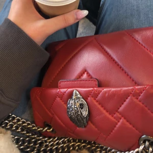 Kurt geiger väska  - Kollar om någon är intresserad av att köpa min röda Kurt geiger vägskatt i strl mini:Höjd-14cm, Längd-20cm, Vidd-7cm. Köpte för 1815kr ,väl omhändertagen men finns vissa tecken på användning! 