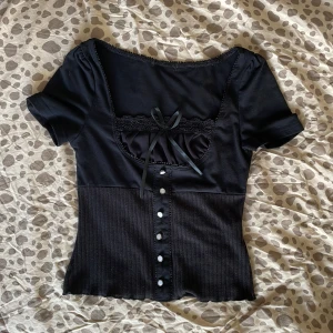 Tröja - Storlek xs. Okänt märke då den är köpt här på Plick. Utmärkt skick. Inga bilder på då den är för liten för mig. 