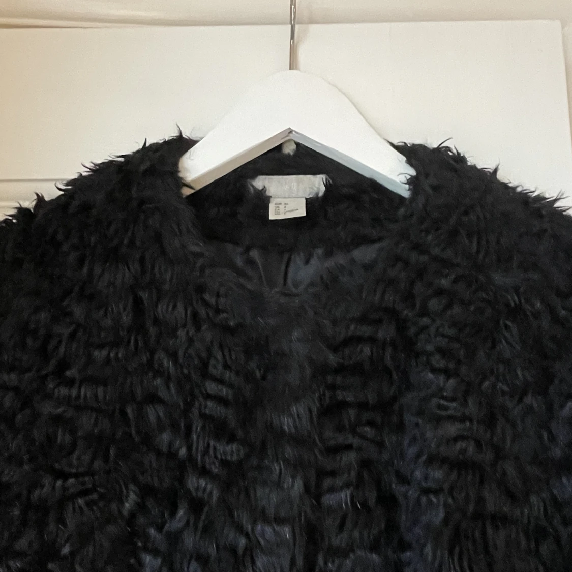 Svart fuskpälskappa - 91