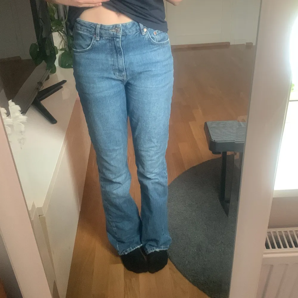 Hej, säljer mina midwaist jeans från Gina. Säljer dom pga att dom har blivit förstora för mig. Dom är använda och dom är lite trasiga längst ner(bild 3) men det är inget man märker, köparen står för frakten💕. Jeans & Byxor.