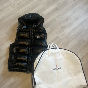 Moncler väst  - Säljer nu denna moncler västen för jag använder den inte längre. Köpte den här på Plick och blev lurad så nej den är tyvärr inte äkta. Hör av er vid fler frågor.
