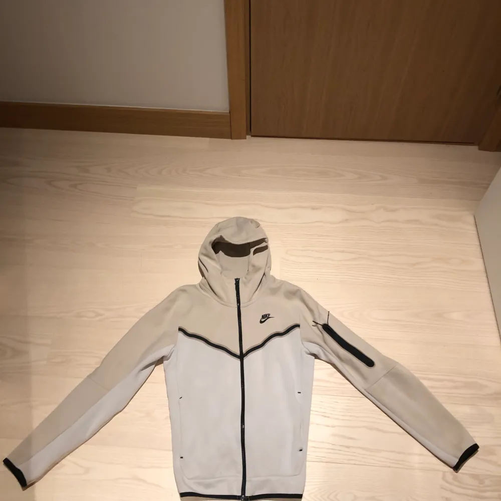 Skit snygg beige Nike tech. 1400kr i resell Kom privat för mer frågor . Hoodies.