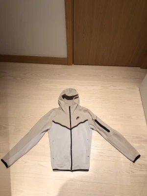 Nike tech fleece - Skit snygg beige Nike tech. 1400kr i resell Kom privat för mer frågor 