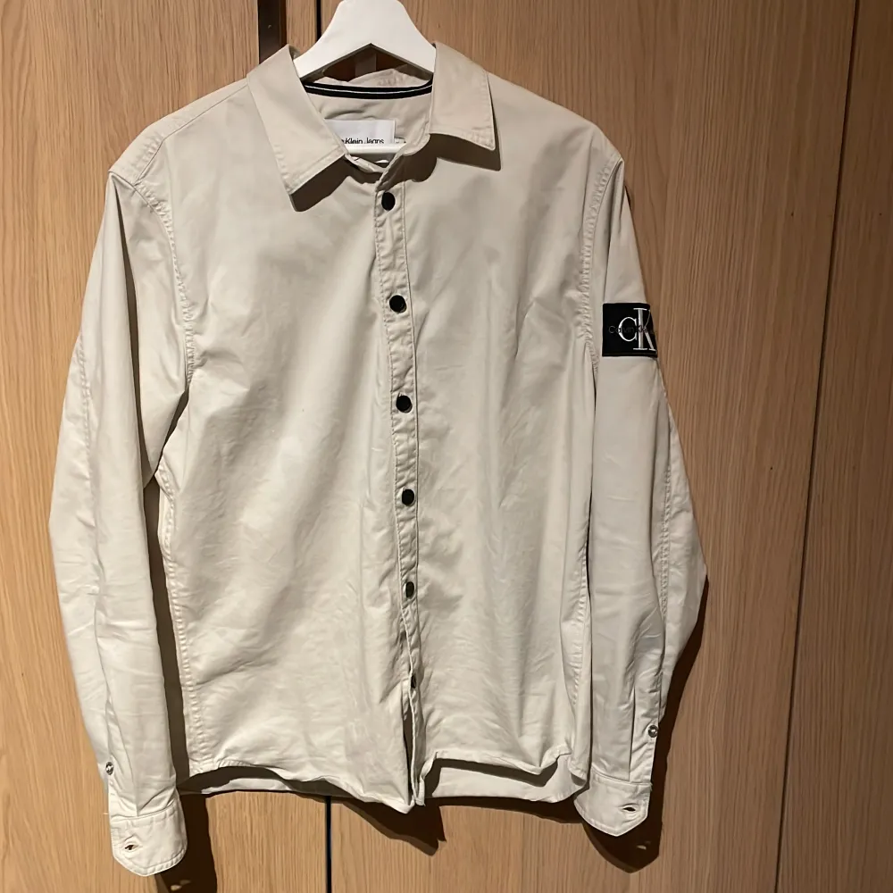 Hej! Säljer nu min Calvin Klein overshirt efter som att jag inte använder den längre! Den är använd ett fåtal gånger och den är i fint skick inga fläckar eller skador på den! Det är storlek M men passar även L hör av er vid funderingar  mvh Oliver . Skjortor.