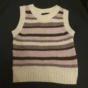 Väst lila - Jättefin och mysig lila väst. Om du köper fler av mina varor sänker jag priset. Vid fler frågor bara meddela!