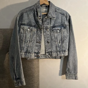 Cropped denim jacka - Croppad denim jacka från Gina tricot i storlek Xs Köpt för 500kr Aldrig använt, nytt skick Säljes för 300kr
