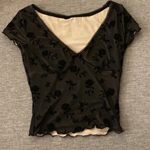 Söt t-shirt - Gullig topp med spets o detaljer