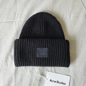 Acne mössa  - Intressekoll på min acne mössa. Inga defekter. Inköpt i vintras 
