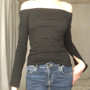 Off shoulder top - Assnygg off shoulder top från nelly. Ärmarna har slits (3:dje bilden)😍😍 Helt ny och har aldrig använts💕