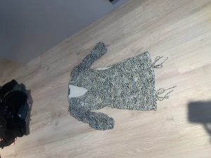 Klänning - Jätte fin mönstrad klänning i strl 32, säljer då jag ej använder, dragkedja på sidan