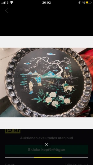 Asiatisk bricka motiv stor kök  - Bricka med asiatiska motiv. 47 x 47. I utmärkt skick!  Finns att hämtas upp i Stockholm! Titta gärna in mina andra annosner och hör av dig om du har någon fundering!