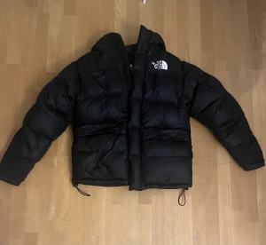 The North Face vinterjacka - Köpt second hand 1 år sedan i nyskick och har knappt använts. Modellen heter Himalayan Down Parka och kostar ca 4000 nypris. Skriv vid frågor/fler bilder! (Pris kan förhandlas)