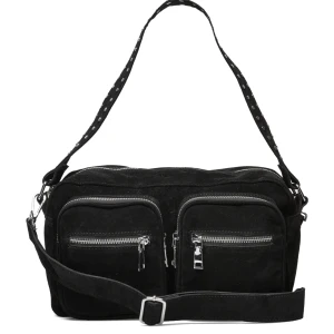 Noella väska - Säljer min noellaväska i den stora modellen då den inte kommer till användning längre😇💘🫶 I använt skick men fortfarande snygg och rymlig!! OBS! den justerbara axelremmen(se bild 1) medföljer ej❤️‍🩹