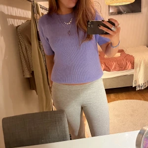 Lila stickad t-shirt - Säljer denhär asballa stickade lila stickade t-shirten❤️‍🔥❤️‍🔥❤️‍🔥är i princip helt ny då den enbart har använts 1-2 gånger!!!