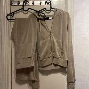 Mjukisdress - Mjukisdress från Gina trixat, dupe av juicy couture. Byxorna är i storlek s och tröjan i m. Nästan aldrig använt, känns helt nya bortsätt att lappen är bortklippt från byxorna. Säljs i sätt för 350kr eller 200kr per del