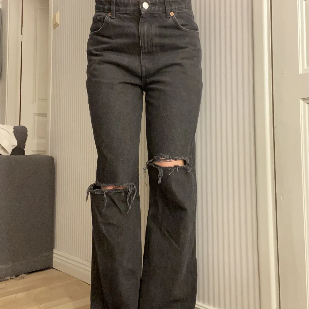 Snygga baggy/straightfit jeans ifrån Zara i storlek 38😽🫶⭐️💘 Sitter bra men oversized (i och med jeansmodellen) på mig som är 177 cm och bär M/38 i vanliga fall💌. Jeans & Byxor.