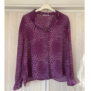 Rosa/lila leopard mönstrad djur blus M - En supersnygg rosa/lila mönstrad blus i djurmönster. Passar en st 38/40. I utmärkt skick! Köpt i Madrid.  Kan hämtas upp i Stockholm. Kolla gärna in mina andra annonser och hör av dig om du har någon fundering.