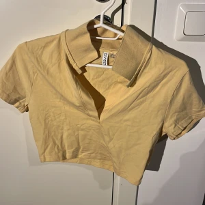 Gul cropped top - Gul cropped top i bra skick