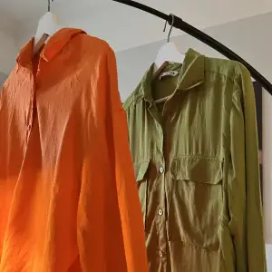 Två skjortor orange och grön