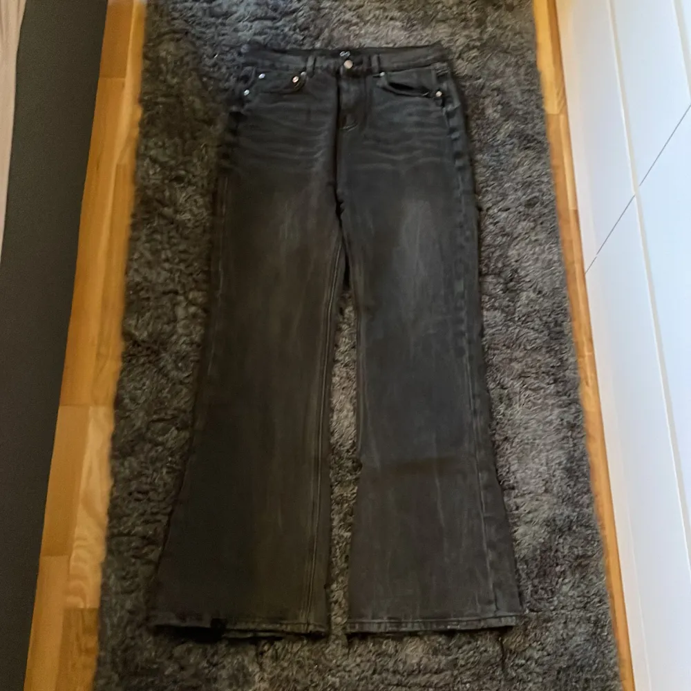 Utsvängda byxor i en faded svart färg, skriv för fler bilder eller andra frågor :). Jeans & Byxor.