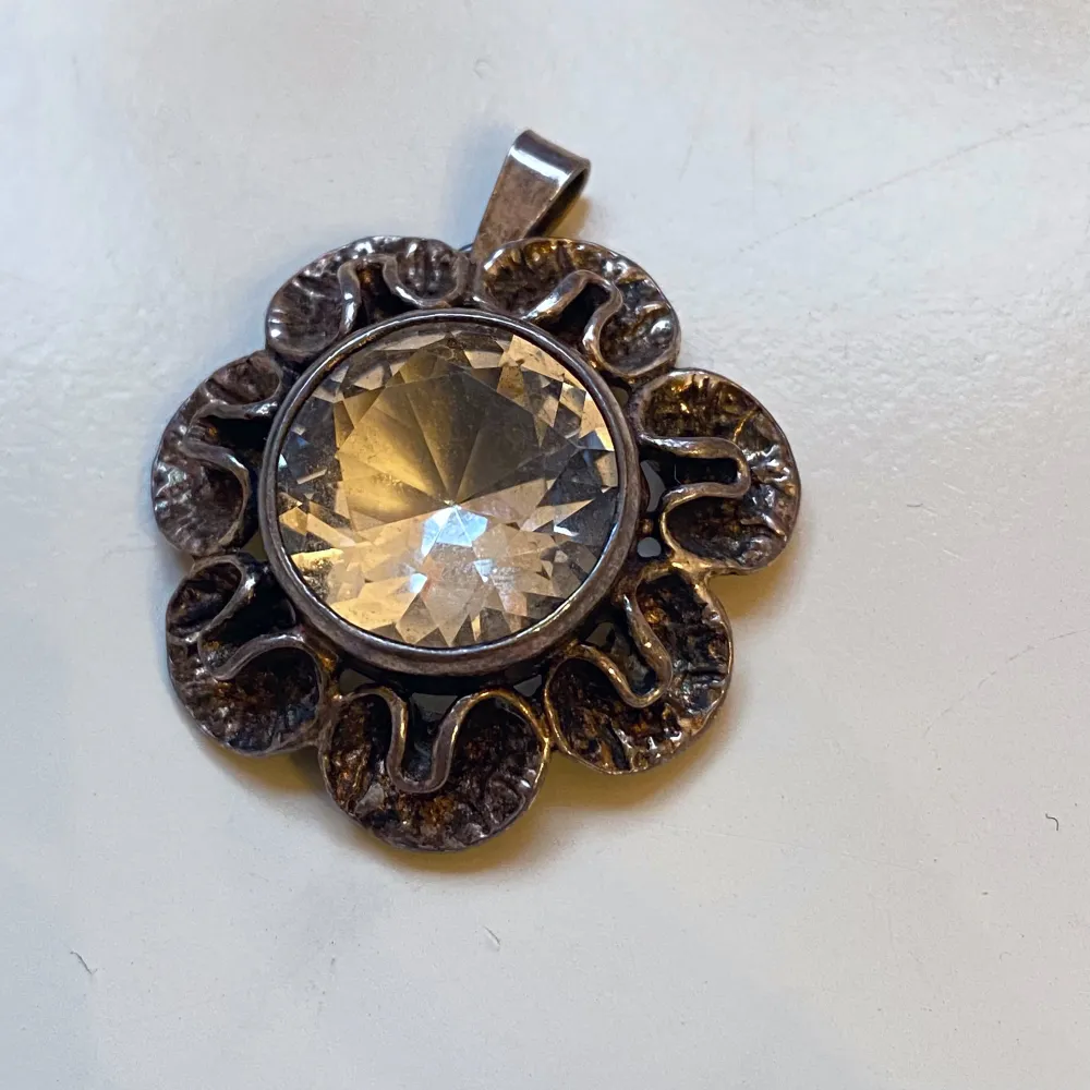 Vacker berlock i silver med bergskristall  Theresia hvorslev för mema . Accessoarer.