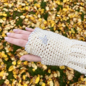 Torgvantar - Såå fina torgvantar med silvriga detaljer!! Exemplaret på bilden säljs ej utan jag tar beställningar i valfri färg🫶🏻Kontakta mig för köp!