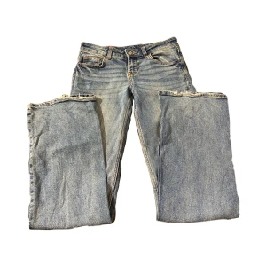 Lågmidjade jeans - Lågmidjade jeans från H&M. Helt slutsålda men har tyvärr några defekter (se bild 3). Midjemått mätt tvärs över: 36cm och innerbenslängd: 79cm.