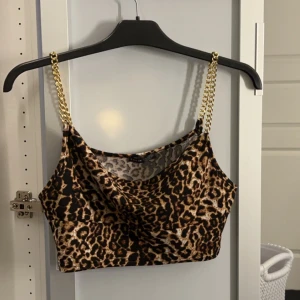 Linne - Säljer detta fina leopard linnnet från shein in strl M. Använt 4 gånger ungefär men är i väldigt fint skick💗 !! Tryck INTE på köp nu skriv privat till mig om du vill köpa!!