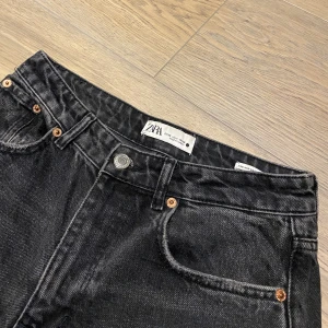 Zara jeans - Midrise zara jeans i storlek 36. Mycket fint skick!!💞