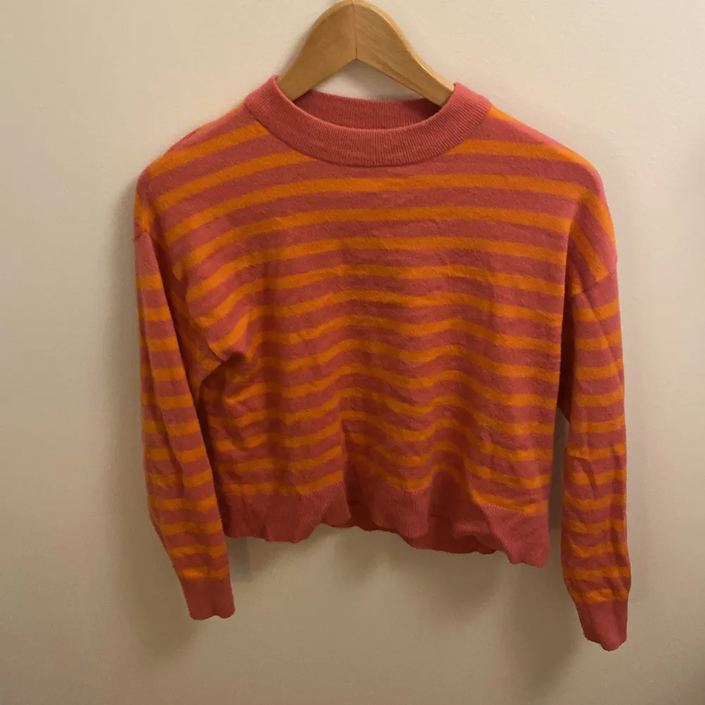 Säljer denna super fina och mjuka tröja från Zara med rosa och orangea ränder. Är för liten för mig men har använts väl och försiktig. Pris kan diskuteras, vid fler frågor skriv till mig💗. Tröjor & Koftor.