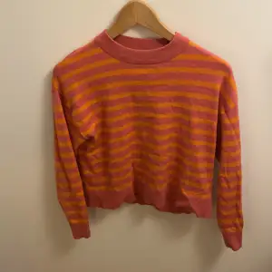 Säljer denna super fina och mjuka tröja från Zara med rosa och orangea ränder. Är för liten för mig men har använts väl och försiktig. Pris kan diskuteras, vid fler frågor skriv till mig💗