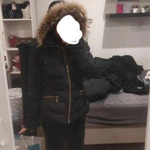Jacka med päls - Fin jacka i rätt bra skick, jätte fin men inte min stil, kommer med ett bälte jag har någonstans i mitt rum.. ingen märkeslapp kvar på