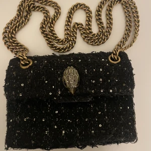 Handväska - Säljer min älskade Kurt Geiger väska! Inköpt från Farfetch för ca 3 år sedan för ungefär 4000kr. Väskan säljs inte längre på hemsidorna eller i butik!  💓💓dustbag ingår🥰