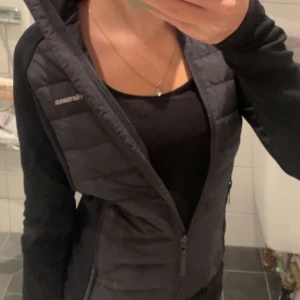 Peak cardigan  - En snygg peak performance cardigan i en klassisk svart färg. Den kommer tyvärr inte till så mycket användning därför säljer jag nu den!☺️ Original pris 1500 men säljer för endast 649kr!