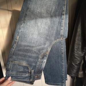 jeans från vero moda som är highwaist, perfekta under högre stövlar 