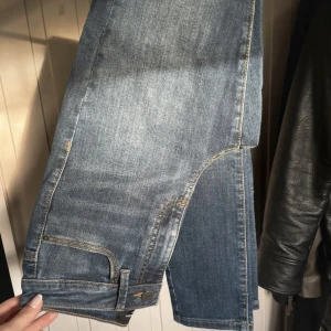 Jeans  - jeans från vero moda som är highwaist, perfekta under högre stövlar 