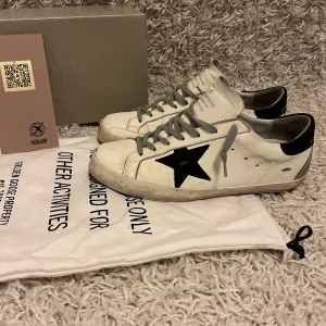 Golden goose skor  - Fina golden goose i storlek 43. 8/10 skick! Hör av dig vid funderingar!