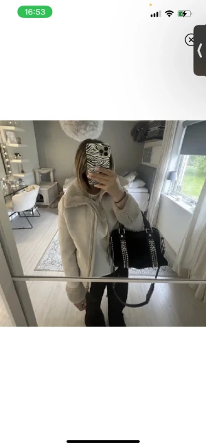 Superfin jacka med detaljer  - !LÅNADE BILDER! Säljer min as snygga höst/vår/vinter jacka köpt på plick! Denna är varm och har fluffigt material på insidan o vid armarna och runt halsen. Den är perfekt till Hösten, kanske lite för kall under vintern men funkar. Pris kan diskuteras🤍🌺