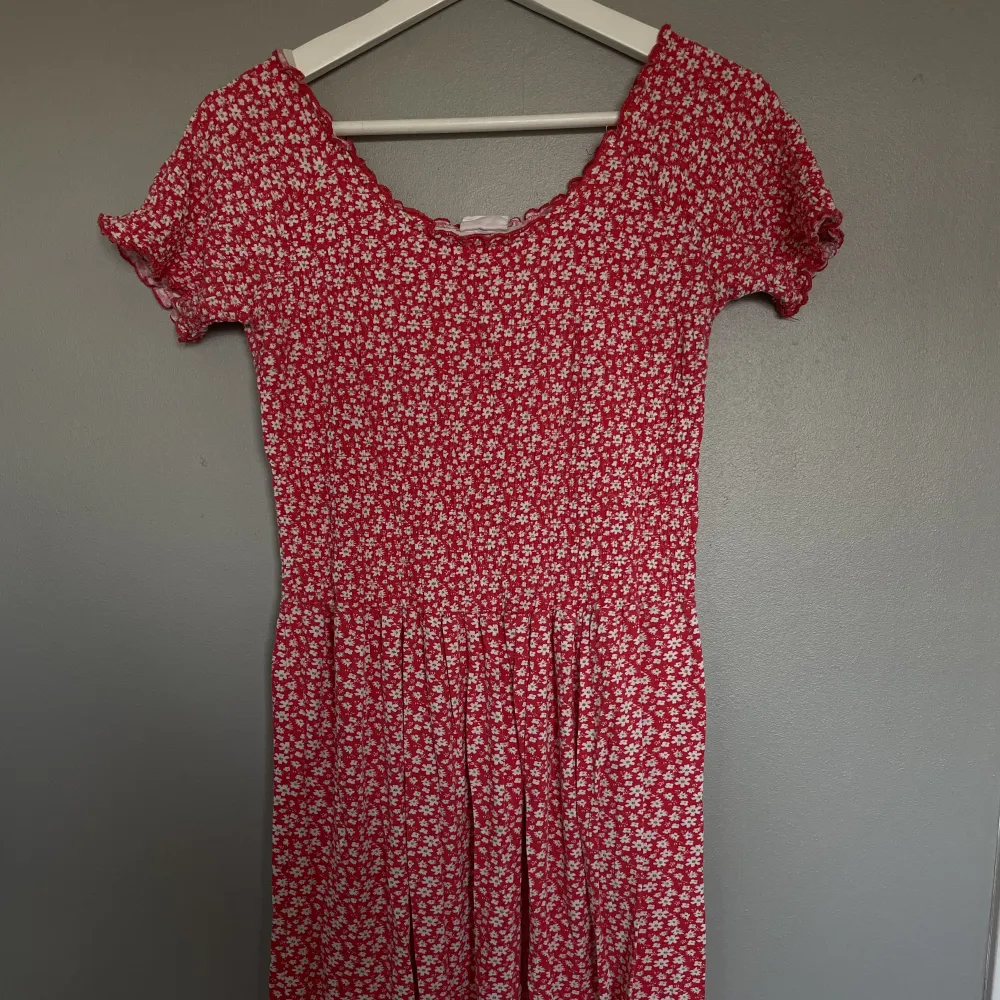 Röd och vitblommig klänning. ”Ribbad” upptil. Skönaste klänningen jag ägt men tyvärr för liten nu. Klänningar.