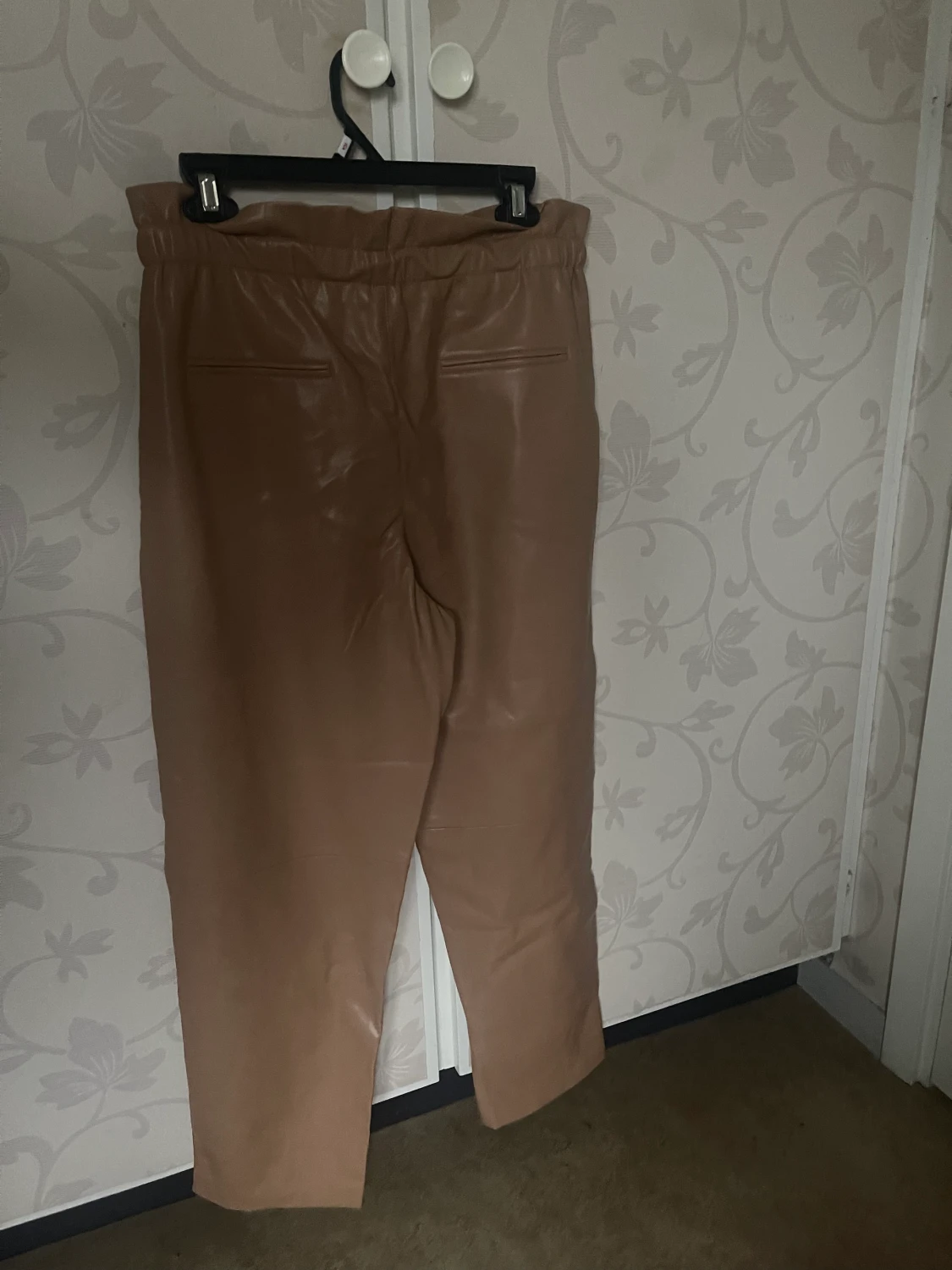 Beiga byxor från mango  - 90