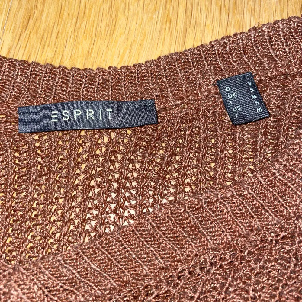 Fin brun stickad tröja, perfekt till hösten. Har ett litet hål i vänstra ärmen men annars bra skick. Köpt second hand, har används få gånger.. Tröjor & Koftor.