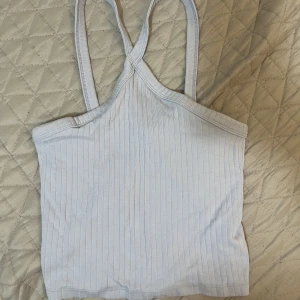 Topp  - Jätte söt topp som är kort vid magen. 