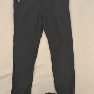 Kläder dam - Teddy jacka, Endast provat xl 400 kr Byxor strl 38 ,70 kr Kjol strl L, 70 kr