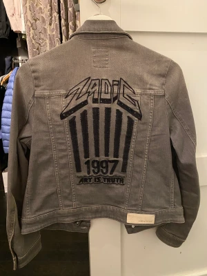 Grå Zadig Jacka - Grå jeans Zadig jacka med svarta broderier. I mycket bra skick!!
